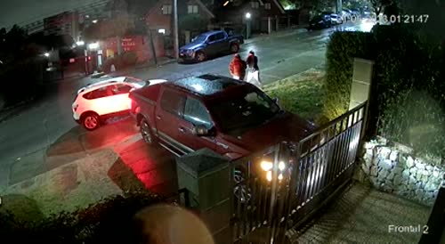 Chile: Man get robbed outside his house while waiting for the gate to open. San Pedro
