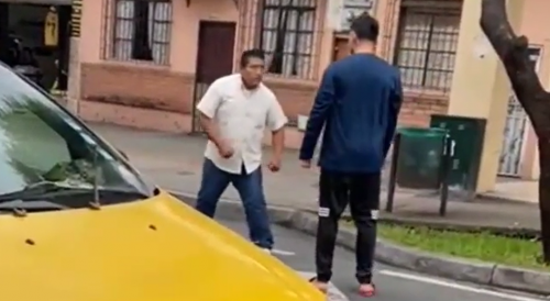 Motorcyclist Fights With Driver In Road Rage Incident In Guayaquil