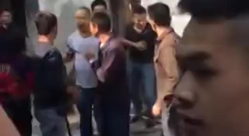 Chinese Vendors Get Into A Wild Brawl With Meat Cleavers & Sticks