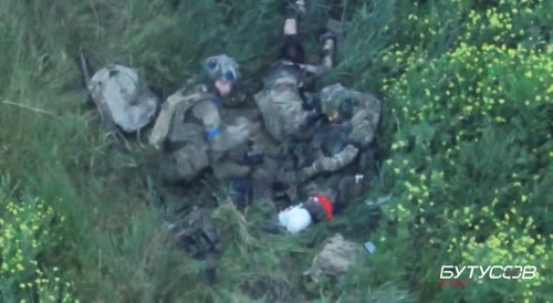 Ukrainian soldiers getting trapped in a minefield and losing legs for 11 minutes.