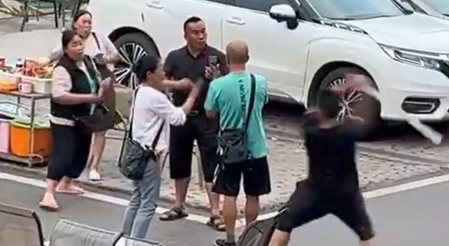 Street Vendors Attacked By Angry Man