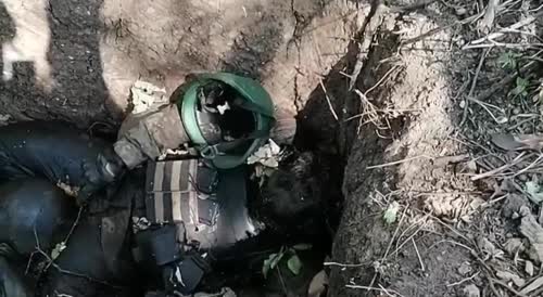Russian Soldiers show off dead "mercenaries"