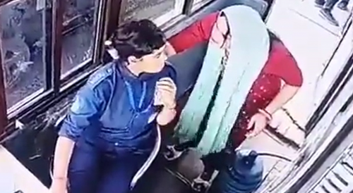 Toll Booth Worker Attacked By Female Driver In India
