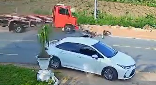 Biker Gets Killed By Red Mercedes Truck In Guaraciaba do Norte, Brazil