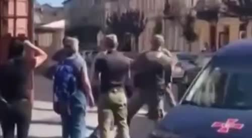 A man gets into a fist fight with Ukrainian conscription officers trying to volunteer him in Lviv