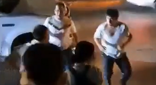 Students Fight 1 on 1 On The Busy Road In Mexico
