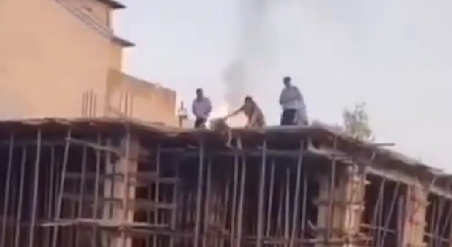 A man fires himself to stop the authorities to demolish the building