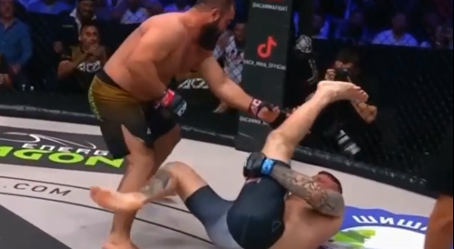 MMA Fighter Suffers Nasty Knee Injury