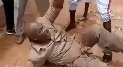 Corrupter Authority Beaten By Protesters In Niger