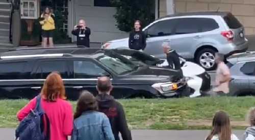 San Francisco.cops sit by and watch thieves break into a parked car