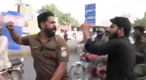 Drunk Cop Assaults Reporter In Pakistan