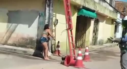 Mad Girl Assaults Electric Company Worker Who Came To Cut Wires