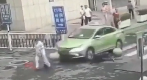 China: A taxi hit two people at the entrance of the hospital and then escaped