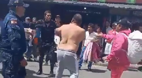 Illegal Vendor Gets Into A Fight With Municipal Guards In Ecuador