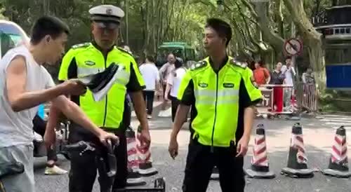 Cyclist Gets Into A Fight With Traffic Inspectors In China