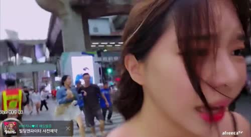 Korean Streamer Runs From Thailand Shopping Mall Shooter