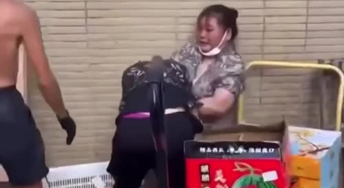Female Vendors Fight In China
