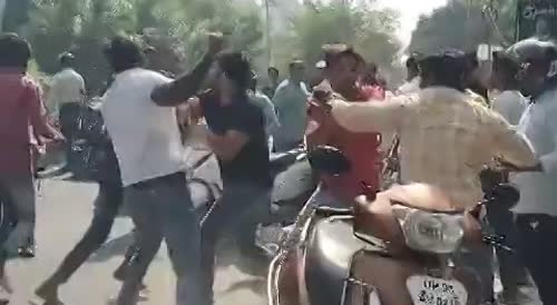 Mass Fight Between Vendors Breaks Out In India