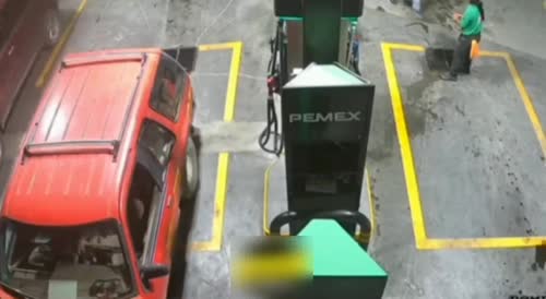 Worker prevents robbery by spraying gasoline on thieves
