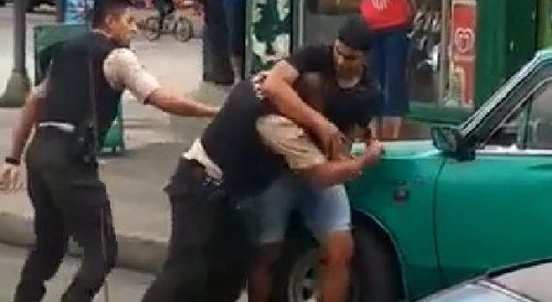 Stolen Car Driver Gets Into A Fight With 2 Police Officers, Ecdapes