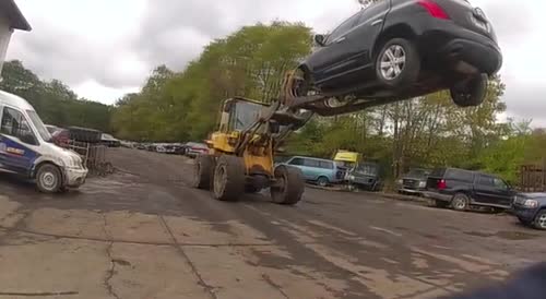 Ohio: Auto shop employees use forklift to stop car theft