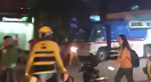 Two motorbike taxi drivers fight with passengers