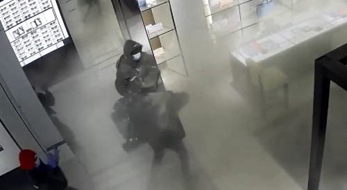 Washington D.C.: thieves set off fire extinguisher during Chanel robbery