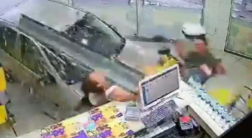 Car invades ice cream shop in Aparecida /SP