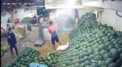 Watermelon seller at market hacked and doused with acid in Indonesia (full video)