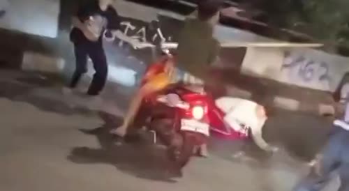 Massive brawl in Indonesia with sickles, machetes and knives
