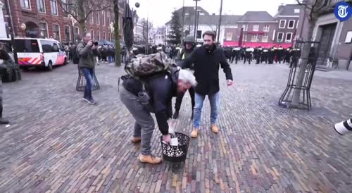 Dutch Anti-Muslim Leader Tries To Burn Some Qurans In The Netherlands