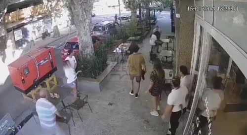 Criminal robs a woman who was drinking coffee in a bar, no one intervenes to help her