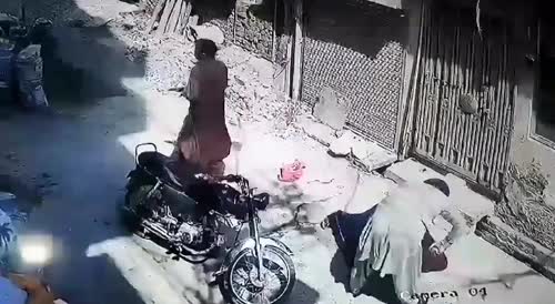 Woman Gets Robbed in Pakistan