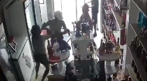 Brave Lil Woman Confronts Brazen Shoplifters In Ecuador
