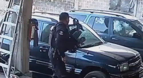 Mexican police shoot at armed civilians even though they had already surrendered