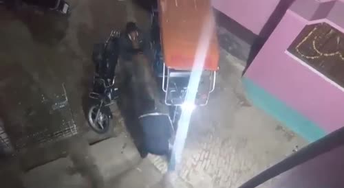 Rickshaw Driver Gets Clubbed After A Dispute With Drunk Man
