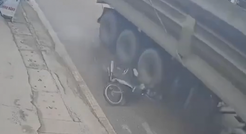 Biker's brain removed by the wheels of a truck