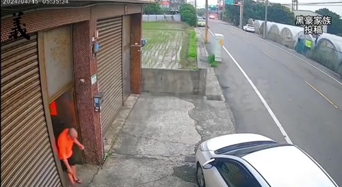 Woman Fighting with Boyfriend Opens Car Door Killing Herself.
