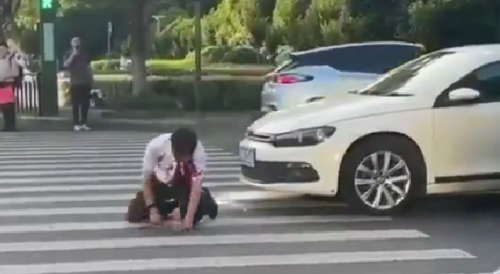 Driver Slits His Throat And Dies Next To His Volkswagen In China