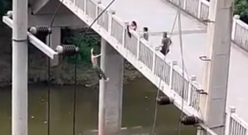 Man Drowns After Jumping From The Bridge In China