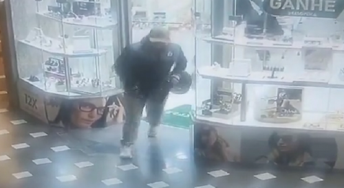 Robbery Inside Busy Brazilian Mall