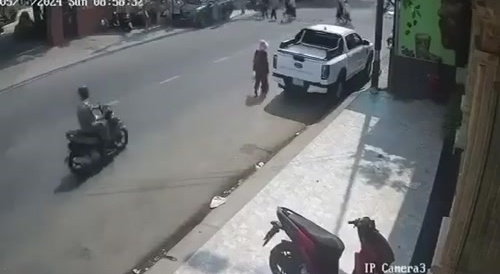 Insane in Vietnam: A stranger man used iron stick to hit many mature/old women without any reasons
