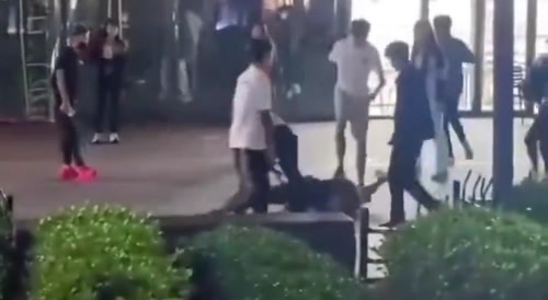 Chinese man beaten, no one helps
