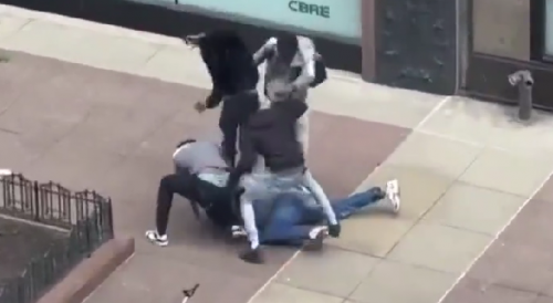 Man Gets Jumped By Group Of Thugs In Chicago