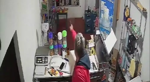 Storekeeper got tired of thieves and defended a client with bullets