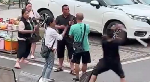 Tourists Attacked Over Fruits In China