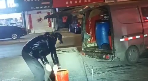 Chinese gets used cooking oil from the gutter