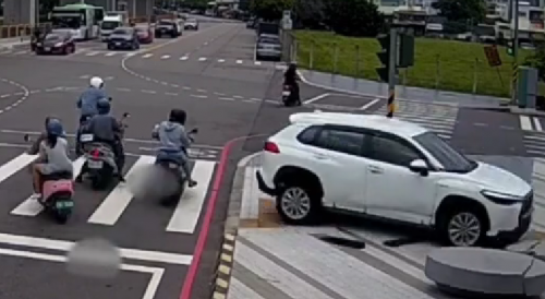SUV Driver VS Scooter Riders In Taiwan