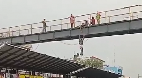 Man Jumps From An Overpass Oaxaca