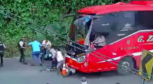 Ecuador: Bus runs over paramedics and people who were being treated for another road accident
